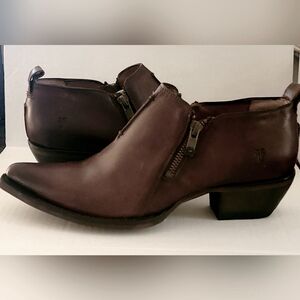 Frye Wemon's Distressed Leather Ankle Boots: Sacha Moto Shootie size 8   Cognac